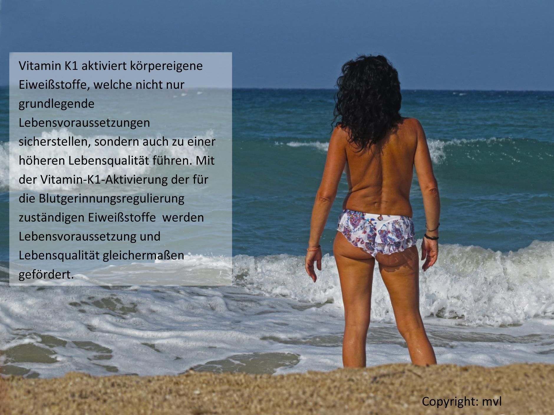 Vitamin K1 aktiviert körpereigene Eiweißstoffe, welche nicht nur grundlegende Lebensvoraussetzungen sicherstellen, sondern auch zu einer höheren Lebensqualität führen. Mit der Vitamin-K1-Aktivierung der für die Blutgerinnungsregulierung zuständigen Eiweißstoffe werden Lebensvoraussetzung und Lebensqualität gleichermaßen gefördert