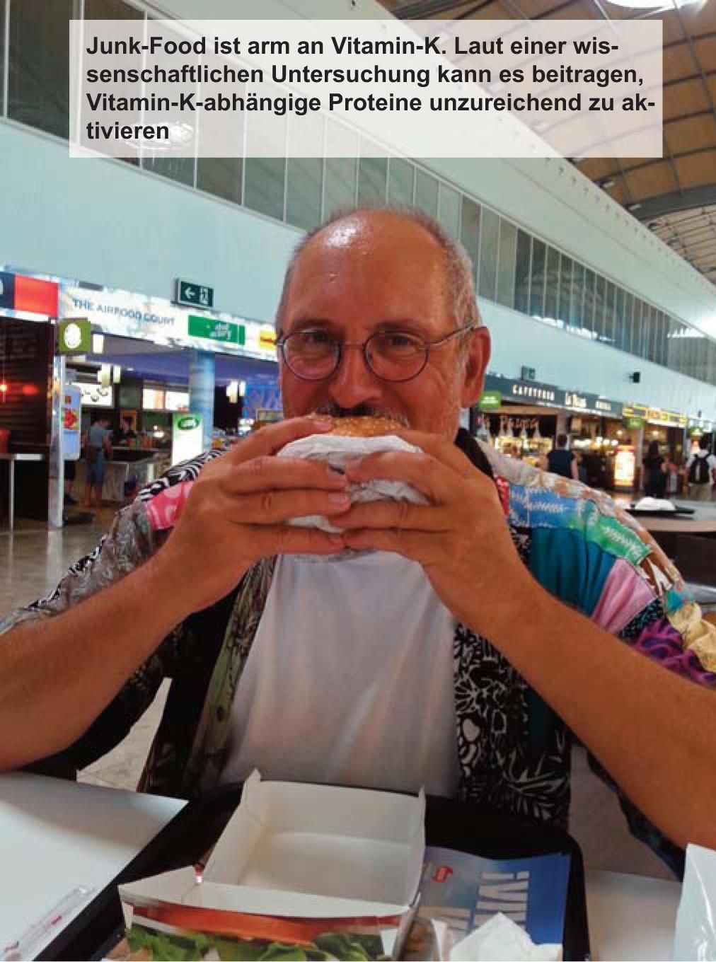Junk - Food ist arm an Vitamin K. Laut einer wissenschaftlichen Untersuchung kann es beitragen Vitamin K abhängige Proteine unzureichend zu aktivieren